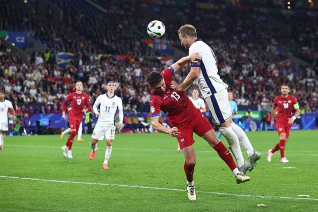 Serbia v England 16 June 2024, Gelsenkirchen - UEFA EURO, EM, Europameisterschaft,Fussball 2024 - Group C - Serbia v England - Harry Kane of England out jumps Milos Veljkovic of Serbia to head the ball against the crossbar - Photo: Charlotte Wilson Offside. Gelsenkirchen Germany Copyright: xCharlottexWilsonx xOffsidexOffside