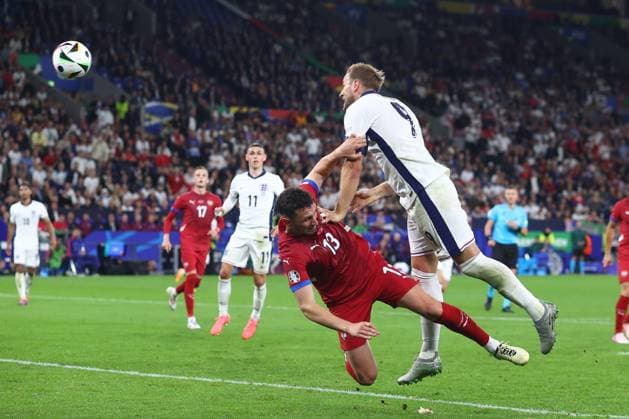 Serbia v England 16 June 2024, Gelsenkirchen - UEFA EURO, EM, Europameisterschaft,Fussball 2024 - Group C - Serbia v England - Harry Kane of England out jumps Milos Veljkovic of Serbia to head the ball against the crossbar - Photo: Charlotte Wilson Offside. Gelsenkirchen Germany Copyright: xCharlottexWilsonx xOffsidexOffside