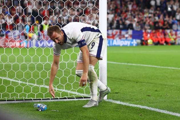 Serbia v England 16 June 2024, Gelsenkirchen - UEFA EURO, EM, Europameisterschaft,Fussball 2024 - Group C - Serbia v England - Harry Kane of England reacts after his header had hit the crossbar - Photo: Charlotte Wilson Offside. Gelsenkirchen Germany Copyright: xCharlottexWilsonx xOffsidexOffside