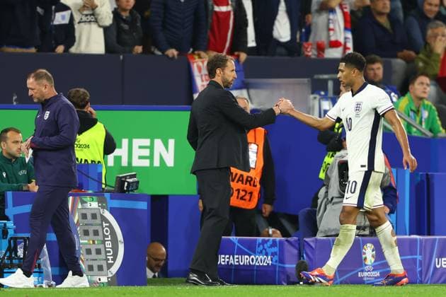 England manager Gareth Southgate shakes the hand of Jude Bellingham of England after being substituted Serbia v England, UEFA European Championship, EM, Europameisterschaft 2024, Group C, Football, Arena Aufschalke, Gelsenkirchen, Germany, 16 Jun 2024 EDITORIAL USE ONLY No use with unauthorised audio, video, data, fixture lists, club league logos or live services. Online in-match use limited to 120 images, no video emulation. No use in betting, games or single club league player publications. Copyright: xKieranxMcManus Shutterstockx 14539402do