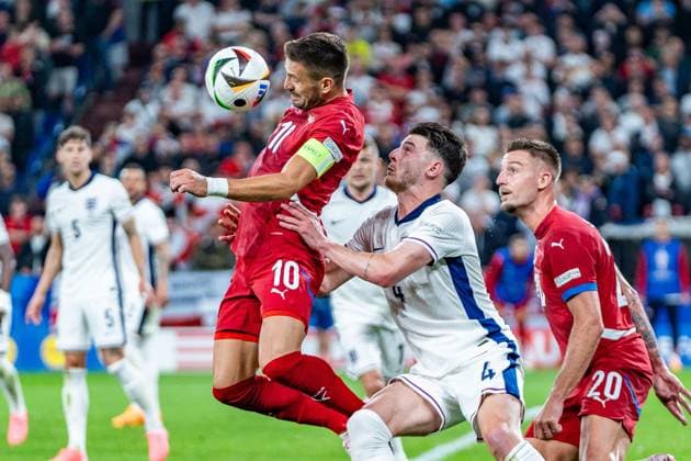 Declan Rice (England, 4) Dusan Tadic (Serbien, 10) Serbien vs. England, Herren, Fussball, 1. Spieltag, EURO 2024, 16.06.2024, Europameisterschaft, Gruppe C Serbien vs. England, Herren, Fussball, 1. Spieltag, EURO 2024, 16.06.2024, Europameisterschaft, Gruppe C Gelsenkirchen Copyright: xEibner-Pressefoto BahhoxKarax EP_SRB