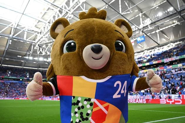 Fußball EURO 2024 Serbia - England 8709284 16.06.2024 Mascot of Euro 2024 championship Albart teddy bear is seen during the UEFA EURO, EM, Europameisterschaft,Fussball 2024 Group C soccer match between Serbia and England at Arena AufSchalke, in Gelsenkirchen, Germany. Alexey Filippov Sputnik Gelsenkirchen Germany  Copyright: xAlexeyxFilippovx