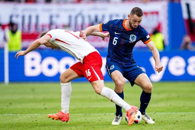 June 16, 2024, Hamburg, Germany: Stefan De Vrij of Netherlands seen in action during the UEFA EURO, EM, Europameisterschaft,Fussball 2024 Group D match between Poland and Netherlands at the Volksparkstadion in Hamburg. Hamburg Germany - ZUMAs227 20240616_zip_s227_012 Copyright: xMateuszxSlodkowskix