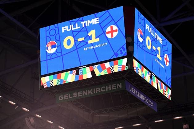 Fußball UEFA EURO, EM, Europameisterschaft,Fussball 2024 Gruppenphase 1. Spieltag Serbien - England am 16.06.2024 in der Arena AufSchalke in Gelsenkirchen Endstand Anzeigetafel Videowand Videowürfel Würfel 0:1