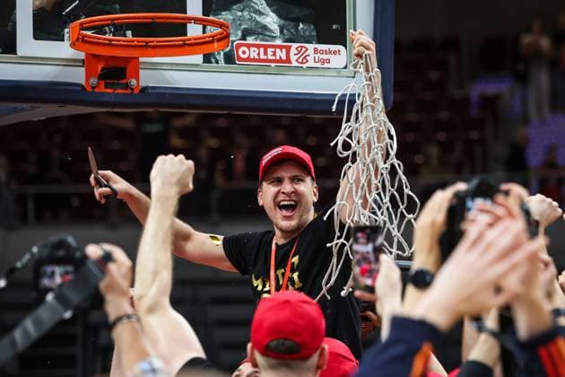 Sport Themen der Woche KW24 Sport Bilder des Tages SOPOT 16.06.2024 SIODMY MECZ FINALOWY ORLEN BASKET LIGI MEZCZYZN PLK KOSZYKOWKA MEZCZYZN SEZON 2023 - 2024 FINAL MECZ TREFL SOPOT - KING SZCZECIN --- MEN POLISH ORLEN BASKETBALL LEAGUE SEASON 2023-24 SEVENTH FINAL MATCH TREFL SOPOT - KING SZCZECIN --- NZ JAKUB SCHENK , KOSZ BASKET SIATKA NET , RADOSC HAPPINESS CELEBRATION , MISTRZ POLSKI 2023 2024 CHAMPION , ZWYCIEZCA WINNER , FOT. GRZEGORZ RADTKE 058sport.pl NEWSPIX.PL --- Newspix.pl  029_20240616_GRZE8611_RAD