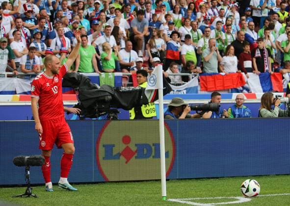BAU 16.06.2024 Stuttgart Fußball EM 2024 Slowenien vs. Dänemark, Christian Eriksen (DEN) beim Eckball