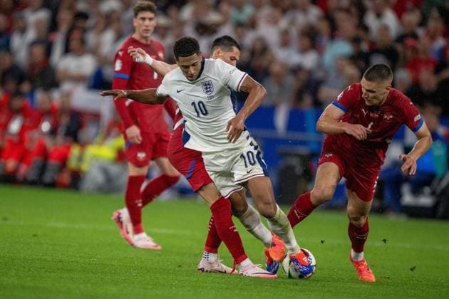 GER, EURO 2024, Group C, Serbien (SRB) vs England (GBR) 16.06.2024, Arena AufSchalke, Gelsenkirchen, GER, EURO 2024, Group C, Serbien (SRB) vs England (GBR) Im Bild: Sasa Lukic (Serbien SRB, 22); und Nikola Milenkovic (Serbien SCG, 04); stoppen Jude Bellingham (England GBR, 10); im Zweikampf, Duell, Dynamik, Aktion, Action, Spielszene; Gestik, Mimik, Emotionen;