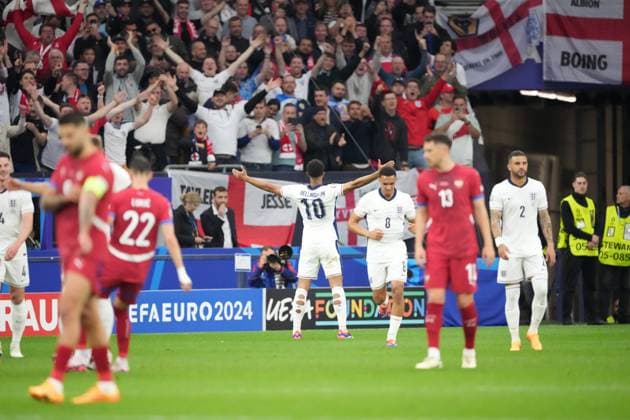 EURO 2024 - Matchday 3, Group C: Serbia vs. England Jude Bellingham scores and celebrates with his teammates during the EURO 2024 Day 3 Group C match between Serbia and England on 16 June 2024, at Arena AufSchalke, in Gelsenkirchen, Germany Gelsenkirchen Arena AufSchalke Germany Copyright: xAlexandraxFechetex DSC0853101