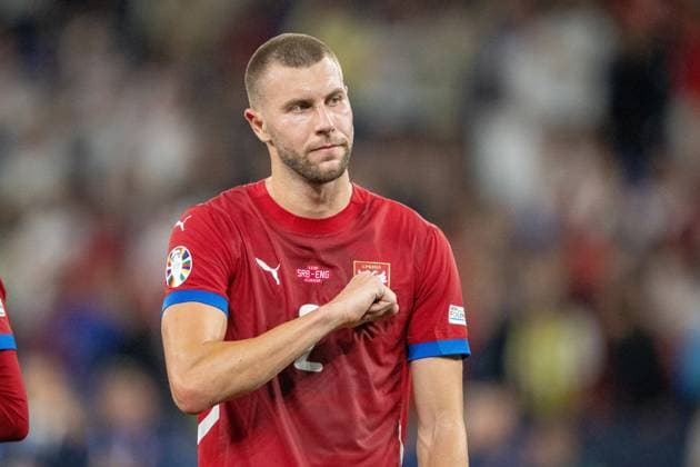 GER, EURO 2024, Group C, Serbien (SRB) vs England (GBR) 16.06.2024, Arena AufSchalke, Gelsenkirchen, GER, EURO 2024, Group C, Serbien (SRB) vs England (GBR) Im Bild: Dank an die mitgereisten Fans Strahinja Pavlovic (Serbien SRB, 02); Gestik, Mimik, Emotionen; Einzelaktion, Halbkörper Halbkoerper; Freisteller, Einzelbild, Aktion, Action, Spielszene; Hand auf dem Wappen