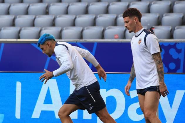 EURO 2024, Nationalteam RumÃ¤nien, Training 16th June 2024; Munich Football Arena, Munich, Germany; Euro 2024 Group E Football, Romania versus Ukraine; Romania training with coach Edward Iordanescu one day ahead of the match. Left, Andrei Ratiu  ActionPlus12655590 PierrexTeyssot