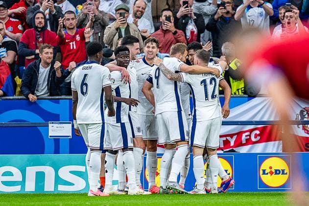 Tor zum 0:1 durch Jude Bellingham (England, 10) hier Bukayo Saka (England, 7) Marc Guehi (England, 6) Kieran Trippier (England, 12) Harry Kane (England, 9) Serbien vs. England, Herren, Fussball, 1. Spieltag, EURO 2024, 16.06.2024, Europameisterschaft, Gruppe C Serbien vs. England, Herren, Fussball, 1. Spieltag, EURO 2024, 16.06.2024, Europameisterschaft, Gruppe C Gelsenkirchen Copyright: xEibner-Pressefoto BahhoxKarax EP_SRB