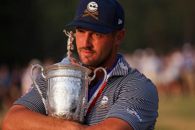 Sport Themen der Woche KW24 Sport Bilder des Tages Bryson DeChambeau of the United States embraces the championship trophy after winning the 124th U.S. Open golf championship at Pinehurst Resort & Country Club in Pinehurst, N.C. on Sunday, June 16, 2024.  NCP20240616817 VeaseyxConway