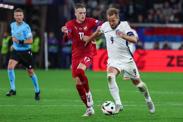 EM 2024: Serbien - England am 16.06.2024 in der Arena AufSchalke in Gelsenkirchen Ivan Ilic (Serbien, 17) gegen Harry Kane (England, 9)