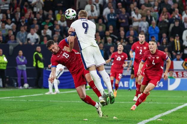 EM 2024: Serbien - England am 16.06.2024 in der Arena AufSchalke in Gelsenkirchen Harry Kane (England, 9) im Kopfballduell mit Milos Veljkovic (Serbien, 13)