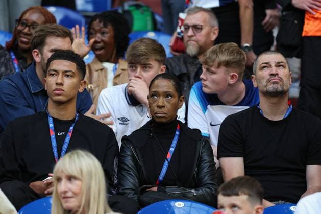 EM 2024: Serbien - England am 16.06.2024 in der Arena AufSchalke in Gelsenkirchen Der Bruder, die Mutter und der Vater von Jude Bellingham (England, 10)