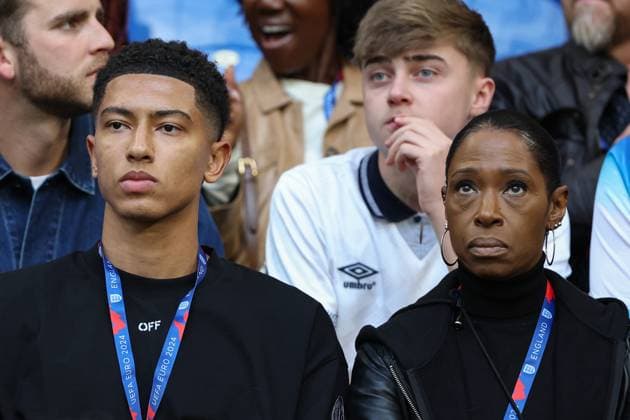 EM 2024: Serbien - England am 16.06.2024 in der Arena AufSchalke in Gelsenkirchen Der Bruder und die Mutter von Jude Bellingham (England, 10)