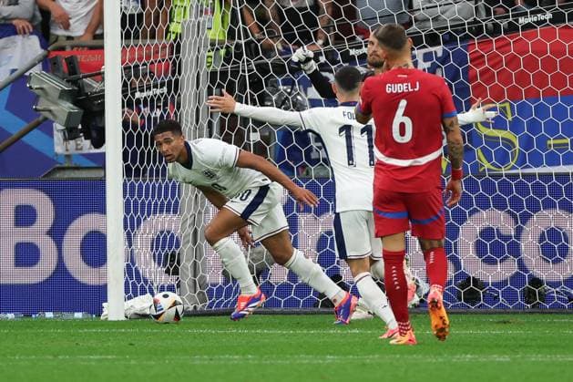 EM 2024: Serbien - England am 16.06.2024 in der Arena AufSchalke in Gelsenkirchen Jude Bellingham (England, 10) erzielt das Tor zum 0 zu 1 und jubelt mit Phil Foden (England, 11), Nemanja Gudelj (Serbien, 6) schaut der Szenerie zu