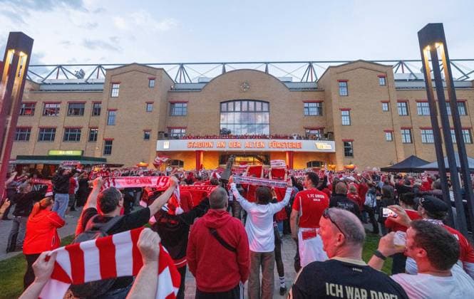 Fussball, Frauen, Saison 2023 2024, 1. FC Union Berlin, nach der Rückkehr vom Aufstiegsspiel zur 2. Bundesliga (Rückspiel) beim SV Henstedt-Ulzburg (2:0) wird im Stadion An der Alten Försterei der Aufstieg in die 2. Bundesliga gefeiert, im Bild: Fans bejubeln die Spielerinnen auf dem Balkon, dabei ist auch die U23, die am selben Tag in die Regionalliga Nordost aufgestiegen ist, 16.06. 2024, Copyright: xMatthiasxKochx