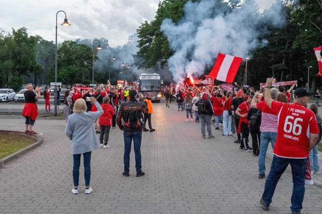 Fussball, Frauen, Saison 2023 2024, 1. FC Union Berlin, nach der Rückkehr vom Aufstiegsspiel zur 2. Bundesliga (Rückspiel) beim SV Henstedt-Ulzburg (2:0) wird im Stadion An der Alten Försterei der Aufstieg gefeiert, im Bild: Ankunft des Busses der 1. Frauen, Fans bilden ein Spalier und Fans von brennen Feuerwerk ab 16.06. 2024, Copyright: xMatthiasxKochx