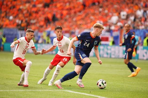 June 16, 2024, Hamburg, Germany: Jerdy Schouten (R) of Netherlands, Bartosz Slisz (L) and Kacper Urba?ski (2nd L) of Poland in action during the UEFA EURO, EM, Europameisterschaft,Fussball 2024 group D match between Poland and the Netherlands at the Volksparkstadion. Hamburg Germany - ZUMAs197 20240616_aaa_s197_261 Copyright: xSergeixMikhailichenkox