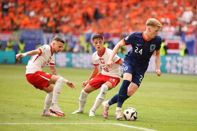 Poland Vs Netherlands in Hamburg, Germany - 16 Jun 2024 Jerdy Schouten (R) of Netherlands, Bartosz Slisz (L) and Kacper Urba?ski (2nd L) of Poland in action during the UEFA EURO, EM, Europameisterschaft,Fussball 2024 group D match between Poland and the Netherlands at the Volksparkstadion. (Final score; Poland 1:2 Netherlands) Hamburg Germany Copyright: xSergeixMikhailichenkox xSOPAxImagesx Mikhailichenko_Pol-Ned32