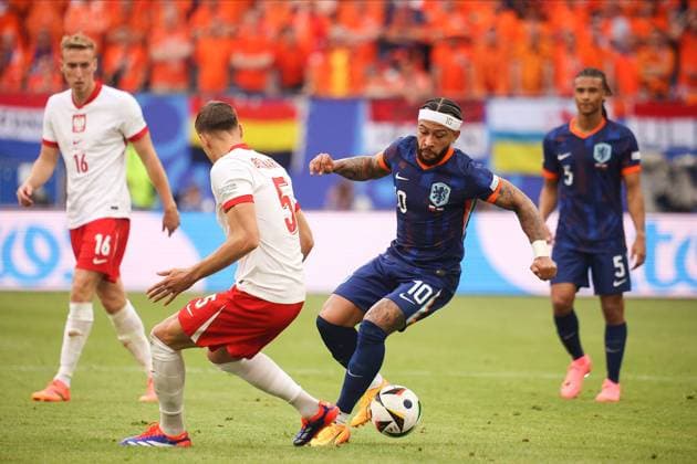Poland Vs Netherlands in Hamburg, Germany - 16 Jun 2024 Memphis Depay (R) of Netherlands and Jan Bednarek (L) of Poland in action during the UEFA EURO, EM, Europameisterschaft,Fussball 2024 group D match between Poland and the Netherlands at the Volksparkstadion. (Final score; Poland 1:2 Netherlands) Hamburg Germany Copyright: xSergeixMikhailichenkox xSOPAxImagesx Mikhailichenko_Pol-Ned40