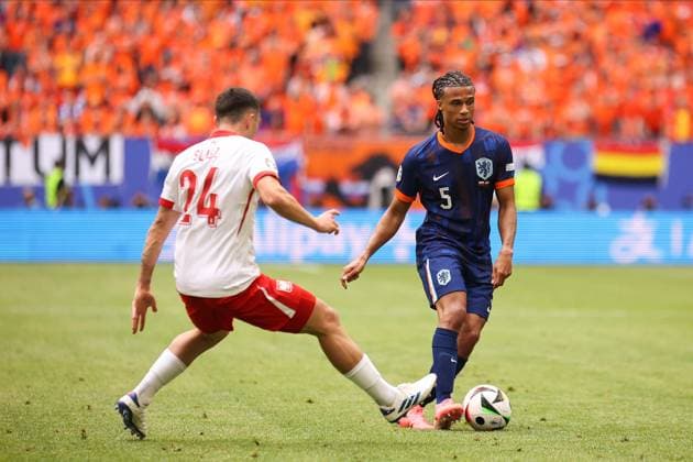 June 16, 2024, Hamburg, Germany: Nathan AkÃ (R) of Netherlands and Bartosz Slisz (L) of Poland in action during the UEFA EURO, EM, Europameisterschaft,Fussball 2024 group D match between Poland and the Netherlands at the Volksparkstadion. Hamburg Germany - ZUMAs197 20240616_aaa_s197_265 Copyright: xSergeixMikhailichenkox