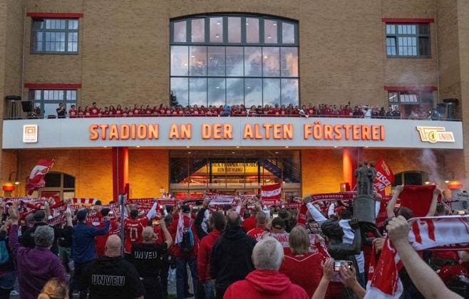 Fussball, Frauen, Saison 2023 2024, 1. FC Union Berlin, nach der Rückkehr vom Aufstiegsspiel zur 2. Bundesliga (Rückspiel) beim SV Henstedt-Ulzburg (2:0) wird im Stadion An der Alten Försterei der Aufstieg in die 2. Bundesliga gefeiert, im Bild: Fans bejubeln die Spielerinnen auf dem Balkon, dabei ist auch die U23, die am selben Tag in die Regionalliga Nordost aufgestiegen ist, 16.06. 2024, Copyright: xMatthiasxKochx