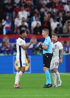 (240617) -- GELSENKIRCHEN, June 17, 2024 -- Jude Bellingham (L) of England argues with referee Daniele Orsato during the UEFA EURO, EM, Europameisterschaft,Fussball 2024 Group C match between England and Serbia in Gelsenkirchen, Germany on June 16, 2024. ) (SP)GERMANY-GELSENKIRCHEN-FOOTBALL-EURO 2024-ENGLAND VS SERBIA BaixXuefei 