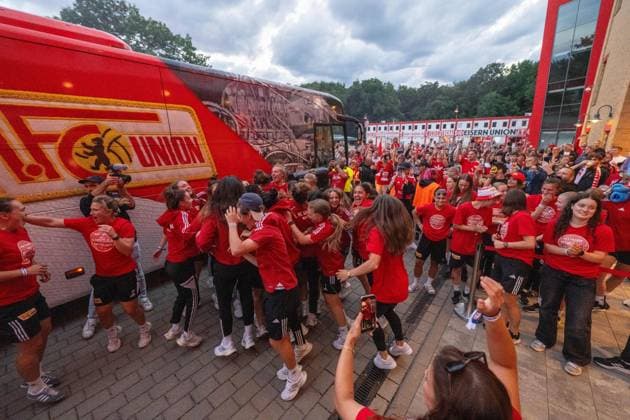 Fussball, Frauen, Saison 2023 2024, 1. FC Union Berlin, nach der Rückkehr vom Aufstiegsspiel zur 2. Bundesliga (Rückspiel) beim SV Henstedt-Ulzburg (2:0) wird im Stadion An der Alten Försterei der Aufstieg in die 2. Bundesliga gefeiert, im Bild: Spielerinnen der 1. Mannschaft werden von Spielerinnen der U23 empfangen, die am selben Tag in die Regionalliga Nordost aufgestiegen ist, 16.06. 2024, Copyright: xMatthiasxKochx