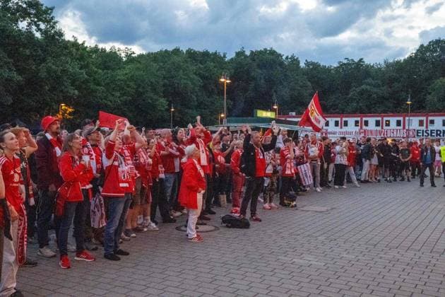 Fussball, Frauen, Saison 2023 2024, 1. FC Union Berlin, nach der Rückkehr vom Aufstiegsspiel zur 2. Bundesliga (Rückspiel) beim SV Henstedt-Ulzburg (2:0) wird im Stadion An der Alten Försterei der Aufstieg gefeiert, im Bild: Fans vor der Tribüne, 16.06. 2024, Copyright: xMatthiasxKochx