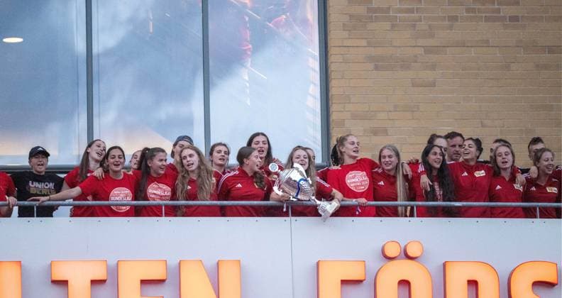 Fussball, Frauen, Saison 2023 2024, 1. FC Union Berlin, nach der Rückkehr vom Aufstiegsspiel zur 2. Bundesliga (Rückspiel) beim SV Henstedt-Ulzburg (2:0) wird im Stadion An der Alten Försterei der Aufstieg gefeiert, im Bild: die Spielerinnen auf dem Balkon der Haupttribüne, Lisa Heiseler (1. Frauen 1. FC Union) mit Meisterpokal, 16.06. 2024, Copyright: xMatthiasxKochx