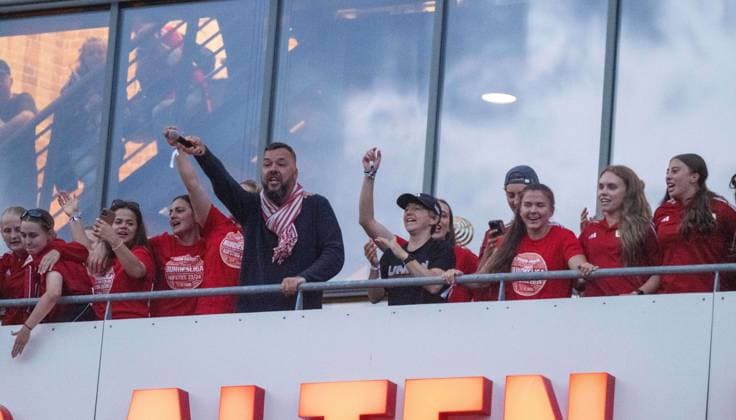 Fussball, Frauen, Saison 2023 2024, 1. FC Union Berlin, nach der Rückkehr vom Aufstiegsspiel zur 2. Bundesliga (Rückspiel) beim SV Henstedt-Ulzburg (2:0) wird im Stadion An der Alten Försterei der Aufstieg gefeiert, im Bild: die Spielerinnen auf dem Balkon der Haupttribüne, in der Mitte v. l. Geschäftsführer Kommunikation sowie Presse- und Stadionsprecher Christian Arbeit (1. FC Union), Trainerin Ailien Poese (1. Frauen 1. FC Union), 16.06. 2024, Copyright: xMatthiasxKochx