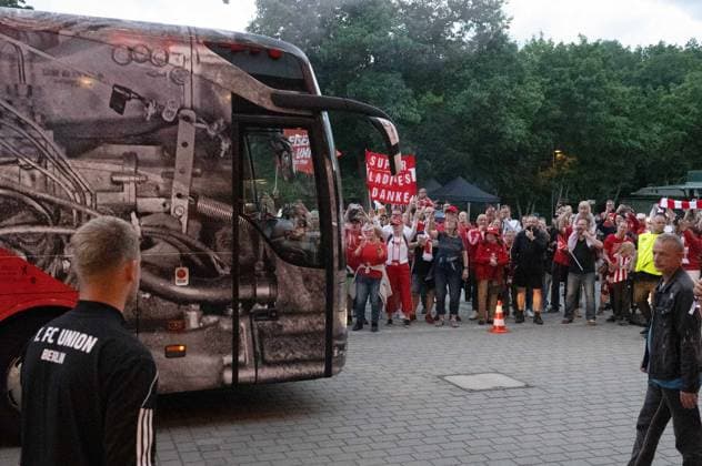 Fussball, Frauen, Saison 2023 2024, 1. FC Union Berlin, nach der Rückkehr vom Aufstiegsspiel zur 2. Bundesliga (Rückspiel) beim SV Henstedt-Ulzburg (2:0) wird im Stadion An der Alten Försterei der Aufstieg gefeiert, im Bild: Fans bei der Ankunft des Busses, 16.06. 2024, Copyright: xMatthiasxKochx