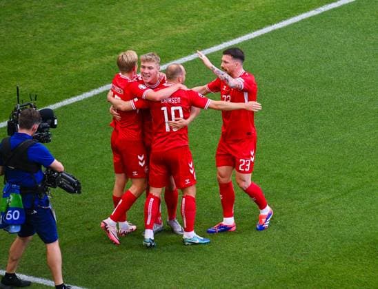 Pierre-Emile Hojbjerg (Denmark), Christian Eriksen (Denmark), Rasmus Hojlund (Denmark) und Victor Kristiansen (Denmark) bejubeln das Tor ihrer Mannschaft, UEFA EURO, EM, Europameisterschaft,Fussball 2024 - Group C, Slovenia vs Denmark, Arena Stuttgart am 16. June 2024 in Stuttgart, Deutschland. (Foto von Silas Schueller DeFodi Images) Pierre-Emile Hojbjerg (Denmark), Christian Eriksen (Denmark), Rasmus Hojlund (Denmark) und Victor Kristiansen (Denmark) celebrate their goal, UEFA EURO 2024 - Group C, Slovenia vs Denmark, Arena Stuttgart on June 16, 2024 in Stuttgart, Germany. (Photo by Silas Schueller DeFodi Images) Defodi-0582007505st