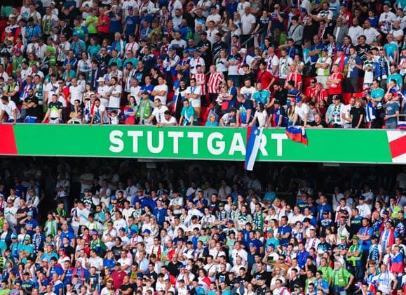 Schriftzug Stuttgart und Fans von Slowenien waehrend des Spiels der UEFA EURO, EM, Europameisterschaft,Fussball 2024 - Gruppe C zwischen Slowenien und Dänemark, Arena Stuttgart am 16. June 2024 in Stuttgart, Deutschland. (Foto von ) Stuttgart lettering and fans of Slovenia during the UEFA EURO 2024 - Group C match between Slovenia and Denmark at Arena Stuttgart on June 16, 2024 in Stuttgart, Germany. (Photo by ) Defodi-0582007545st