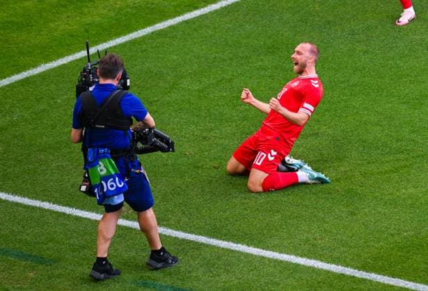 Sport Bilder des Tages Christian Eriksen (Denmark) bejubelt sein Tor, UEFA EURO, EM, Europameisterschaft,Fussball 2024 - Group C, Slovenia vs Denmark, Arena Stuttgart am 16. June 2024 in Stuttgart, Deutschland. (Foto von Silas Schueller DeFodi Images) Christian Eriksen (Denmark) celebrates his goal, UEFA EURO 2024 - Group C, Slovenia vs Denmark, Arena Stuttgart on June 16, 2024 in Stuttgart, Germany. (Photo by Silas Schueller DeFodi Images) Defodi-0582007641st