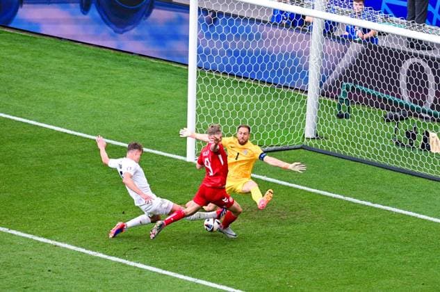 Rasmus Hojlund (Denmark), Jaka Bijol (Slovenia) und Torwart Jan Oblak (Slovenia) kaempfen um den Ball, UEFA EURO, EM, Europameisterschaft,Fussball 2024 - Group C, Slovenia vs Denmark, Arena Stuttgart am 16. June 2024 in Stuttgart, Deutschland. (Foto von Silas Schueller DeFodi Images) Rasmus Hojlund (Denmark), Jaka Bijol (Slovenia) und Torwart Jan Oblak (Slovenia) battle for the ball, UEFA EURO 2024 - Group C, Slovenia vs Denmark, Arena Stuttgart on June 16, 2024 in Stuttgart, Germany. (Photo by Silas Schueller DeFodi Images) Defodi-0582008456st