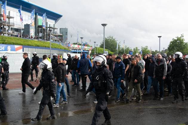 Serbia v England: Group C - UEFA EURO, EM, Europameisterschaft,Fussball 2024 Police are walking alongside several football fans arriving at Arena Aufschalke stadium before the game of Serbia vs England of UEFA Euro 2024 in Gelsenkirchen, Germany, on June 16, 2024. Gelsenkirchen Germany  Copyright: xYingxTangx originalFilename:tang-notitle240616_npDna.jpg
