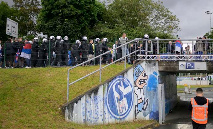 Feature, Polizei sichert den Weg von SRB Fans zum Stadion, darunter ein S04 Logo, FC Schalke 04, Vorrunde 1. Spieltag, Gruppe C, Match M05, Serbien (SRB) - England (ENG), am 16.06.2024 in Gelsenkirchen Deutschland. Fussball Europameisterschaft 2024 vom 14.06. - 14.07.2024 in Deutschland. Â