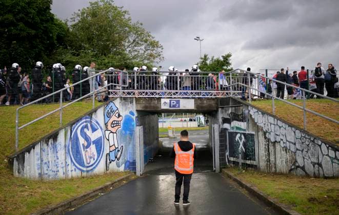 Feature, Polizei sichert den Weg von SRB Fans zum Stadion, darunter ein S04 Logo, FC Schalke 04, Vorrunde 1. Spieltag, Gruppe C, Match M05, Serbien (SRB) - England (ENG), am 16.06.2024 in Gelsenkirchen Deutschland. Fussball Europameisterschaft 2024 vom 14.06. - 14.07.2024 in Deutschland. Â