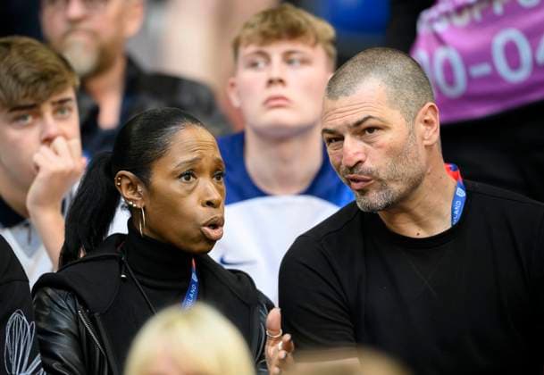 die Eltern von BELLINGHAM Jude (ENG nicht im Bild), Mutter Denise Bellingham, Vater Mark Bellingham, Vorrunde 1. Spieltag, Gruppe C, Match M05, Serbien (SRB) - England (ENG), am 16.06.2024 in Gelsenkirchen Deutschland. Fussball Europameisterschaft 2024 vom 14.06. - 14.07.2024 in Deutschland. Â