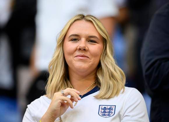 Katie KANE (Ehefrau von KANE Harry (ENG nicht im Bild) Vorrunde 1. Spieltag, Gruppe C, Match M05, Serbien (SRB) - England (ENG), am 16.06.2024 in Gelsenkirchen Deutschland. Fussball Europameisterschaft 2024 vom 14.06. - 14.07.2024 in Deutschland. Â