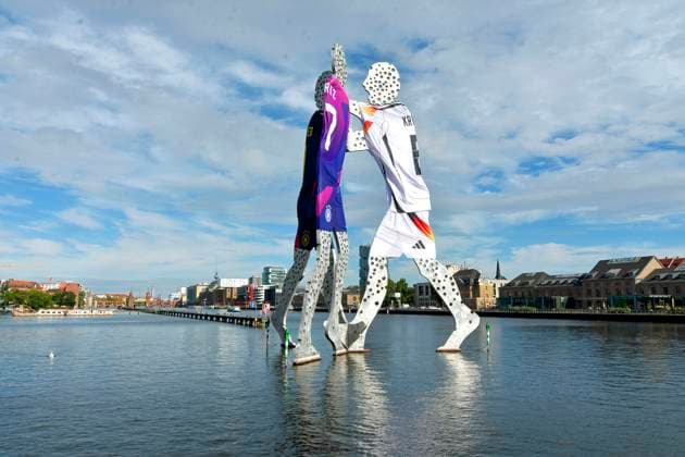 Bilder des Jahres 2024, Sport 06 Juni Sport Themen der Woche KW25 Sport Bilder des Tages EURO 2024, Citydressing Berlin, Skulptur Molecule Man in den verschiedenen Deutschland Trikots Seit EM-Start haben die drei Molecul Man-Figuren in der Spree in Hoehe des Treptower je ein XXL Fussball-Trikot uebergezogen. Molecul-Man im EM-Look *** Since the start of the European Championship, the three Molecul Man figures in the Spree near the Treptower have each donned an XXL football jersey Molecul Man in the European Championship look