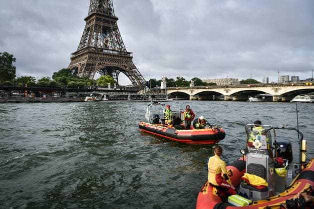 Sport Themen der Woche KW25 Sport Bilder des Tages Fleet technical test for the athletes parade in Paris FA Rescue crews take part in a fleet technical test of the athletes™ parade, pass on the river Scene for the opening ceremony of the Paris 2024 Olympic and Paralympic Games, in Paris on June 17, 2024. Photo by Firas Abdullah ABACAPRESS.COM Paris Ile-de-France France  Copyright: xAbdullahxFiras ABACAx