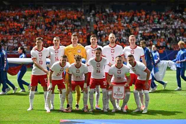 GER, Euro 2024, Group D, Polen (POL) vs Niederlande (NED) 16.06.2024, Volksparkstadion, GER, Euro 2024, Group D, Polen (POL) vs Niederlande (NED) im Bild Gruppenfoto der polnischen Mannschaft