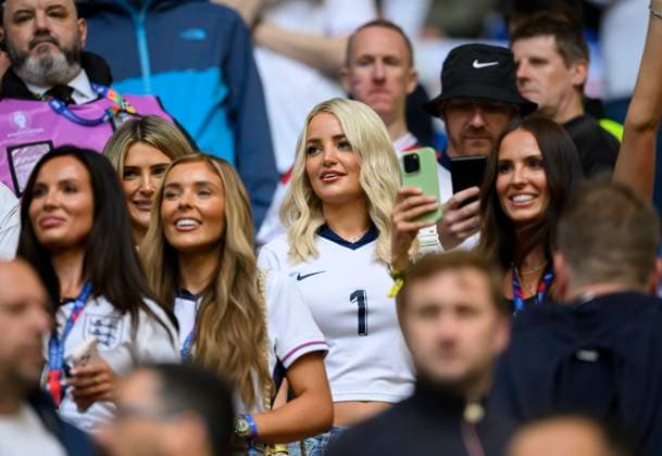 Olivia Megan DAVISON Ehefrau von Torwart PICKFORD Jordan (ENG) auf der Tribuene, um sie herum Ellie Alderson partner of Ollie Watkins (ENG) and Lewis Capaldi the wife of Dean Henderson (ENG) Aine May Kennedy partner of Conor Gallagher (ENG) Vorrunde 1. Spieltag, Gruppe C, Match M05, Serbien (SRB) - England (ENG), am 16.06.2024 in Gelsenkirchen Deutschland. Fussball Europameisterschaft 2024 vom 14.06. - 14.07.2024 in Deutschland. Â