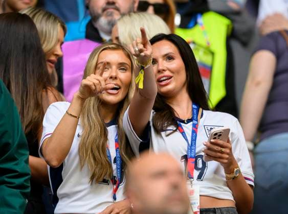 Lewis Capaldi Ehefrau von HENDERSON Dean l. (ENG) und Ellie Alderson Freundin von WATKINS Ollie (ENG) auf der Tribuene, Vorrunde 1. Spieltag, Gruppe C, Match M05, Serbien (SRB) - England (ENG), am 16.06.2024 in Gelsenkirchen Deutschland. Fussball Europameisterschaft 2024 vom 14.06. - 14.07.2024 in Deutschland. Â