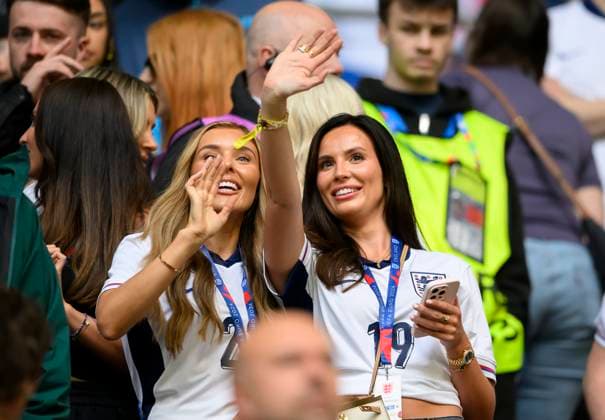 Lewis Capaldi Ehefrau von HENDERSON Dean l. (ENG) und Ellie Alderson Freundin von WATKINS Ollie (ENG) auf der Tribuene, Vorrunde 1. Spieltag, Gruppe C, Match M05, Serbien (SRB) - England (ENG), am 16.06.2024 in Gelsenkirchen Deutschland. Fussball Europameisterschaft 2024 vom 14.06. - 14.07.2024 in Deutschland. Â