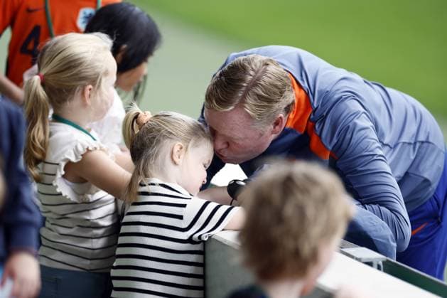 Sport Bilder des Tages WOLFSBURG - National coach Ronald Koeman during a training session of the Dutch national team, Nationalteam in the AOK Stadium on June 17, 2024 in Wolfsburg, Germany. The Dutch national team is preparing for the group match at the European Football Championship in Germany against France. ANP KOEN VAN WEEL UEFA EURO, EM, Europameisterschaft,Fussball 2024 Germany 2024 xVIxANPxSportx xxANPxIVx 501311116 originalFilename: 501311116.jpg